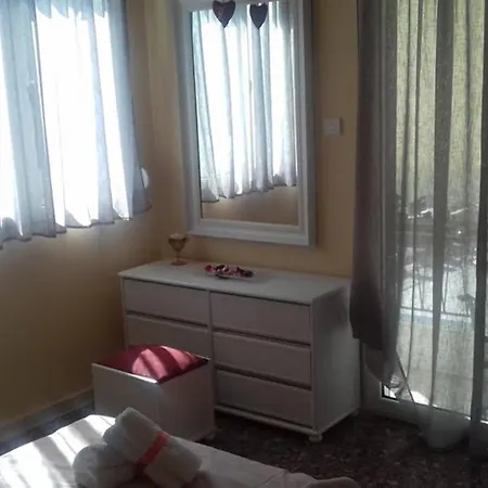 Paris House 1 パトラ